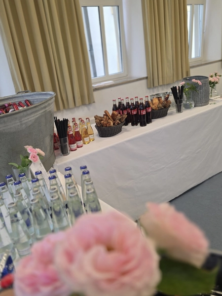 Vital Scheunep – Catering Grillwagen Geschirrverleih – ein Buffet bei einer Veranstaltung im Wyndham Garden Baku Hotel.