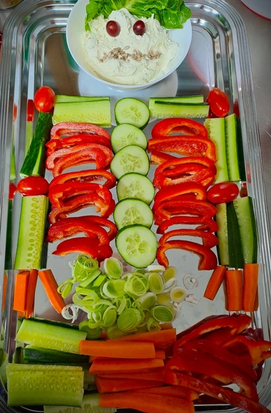 Vital Scheunep - Catering Grillwagen Geschirrverleih - eine Rohkostplatte, auch Gemüseplatte oder Gemüsetablett genannt.