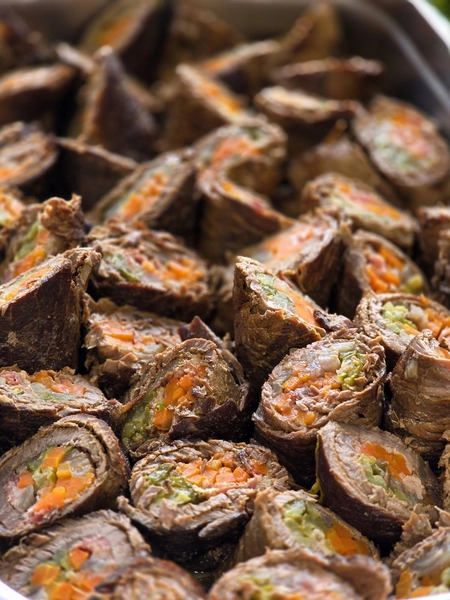 Vital Scheunep – Catering Grillwagen Geschirrverleih – Gekochte Rindfleisch-Involtini, das sind dünne Rindfleischscheiben, die um eine Füllung aus Gemüse wie Karotten und Sellerie gerollt und dann gekocht werden.