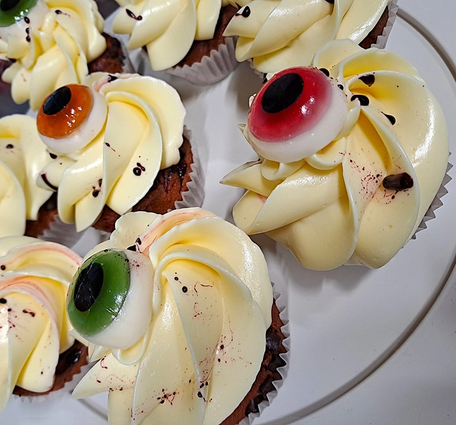 Vital Scheunep – Catering Grillwagen Geschirrverleih – ein Buffet bei einer Veranstaltung im Wyndham Garden Baku Hotel. Als „Augapfel-Cupcakes“ dekorierte Cupcakes, ein beliebter Leckerbissen für Halloween oder andere gruselige Veranstaltungen.