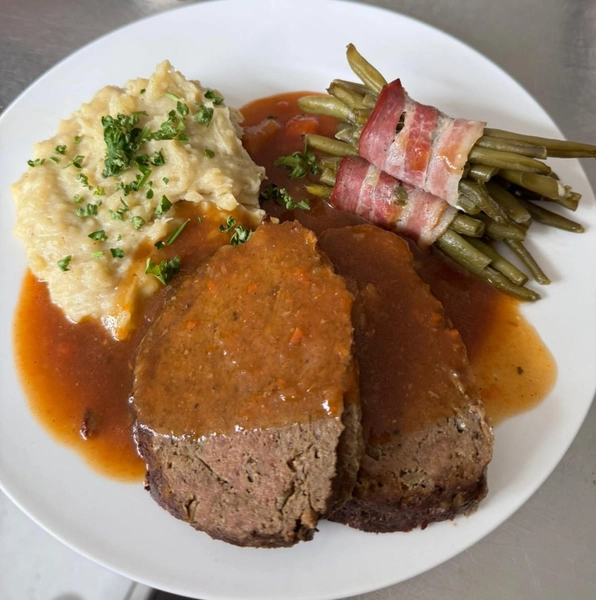 Vital Scheunep - Catering Grillwagen Geschirrverleih - ein klassisches Hausmannskostgericht mit Hackbraten.