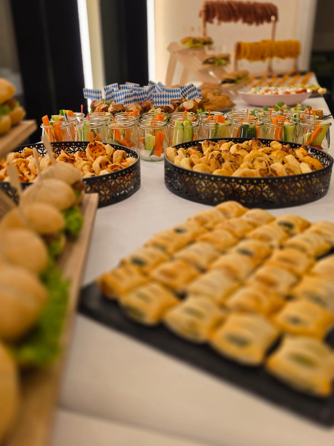 Vital Scheunep – Catering Grillwagen Geschirrverleih – ein Buffet bei einer Veranstaltung im Wyndham Garden Baku Hotel.